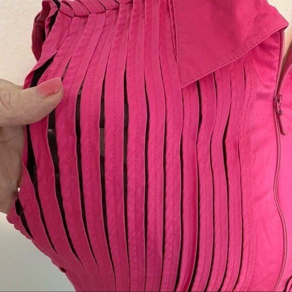 RAVEL Striking Pink Top with unique cut out style zipper front, collar size M - Picture 2 of 12